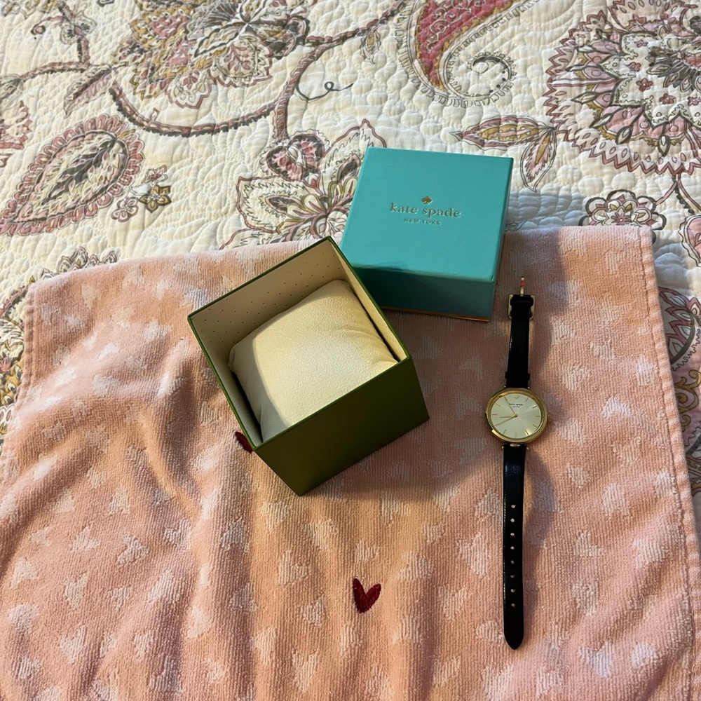 Kate Spade ladies watch
Needs battery
With box
Leather band
Beautiful - Picture 7 of 7
